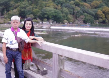 ลูกค้าทริปโอซาก้าถ่ายภาพบริเวณสะพานอาราชิยาม่า เกียวโต